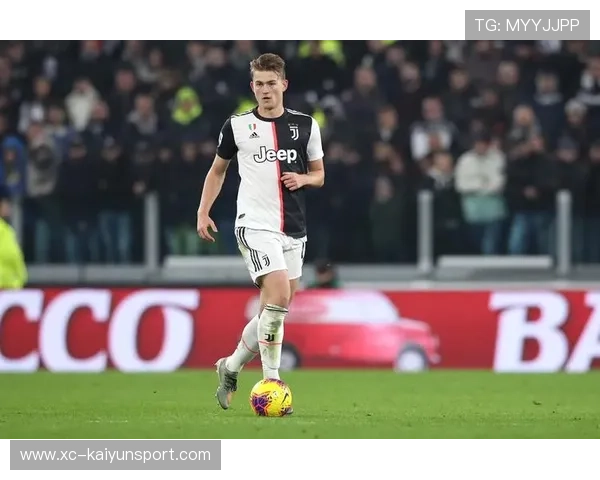 德里赫特与后防线对接的传球路线演练曝光 德里赫特与后防线对接的传球路线演练曝光