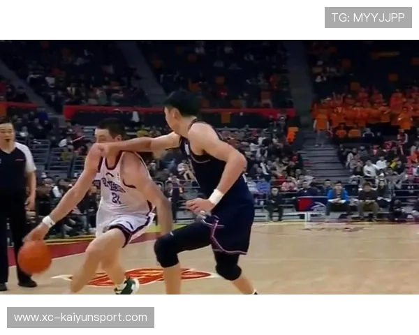 球星在比赛中完成关键防守表现被教练点名表扬,一名球员被对方球员犯规 球星在比赛中完成关键防守表现被教练点名表扬,一名球员被对方球员犯规